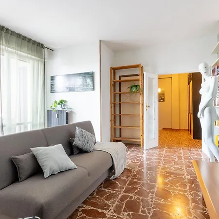 Guesthost - Lovely With Olga Pisa