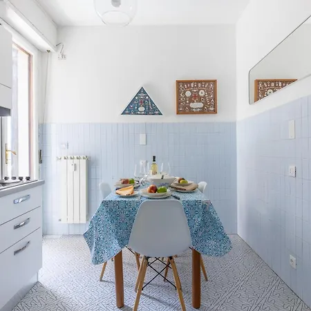 Guesthost - Lovely With Olga