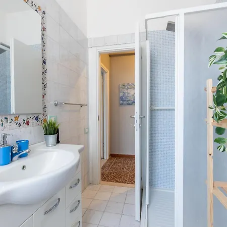 Guesthost - Lovely With Olga Apartman